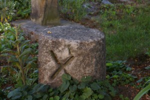 Granitowy walec ze znakiem ukośnego krzyża - Będkowice