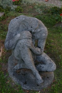 Postać siedząca - odlew z lastriko - rzeźba parkowa